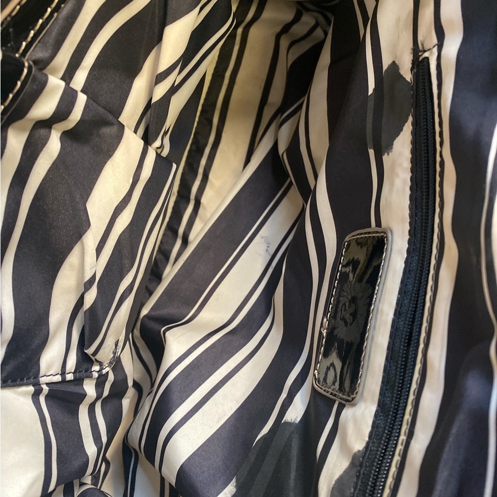 👜 Anne Klein Patent Leather Tote Bag with Graphic Lion Medallion Print - Picture 7 of 8